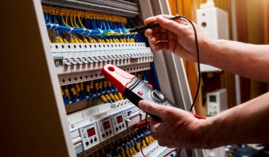 Multimetre Sınayıcısı ile elektriksel ölçümler.