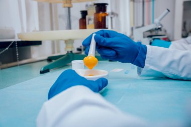 Farklı ekipman ile laboratuvar çalışmalarında bilim teknisyeni