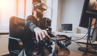 Sanal gerçeklik giyen genç adam ofiste gözlükler.