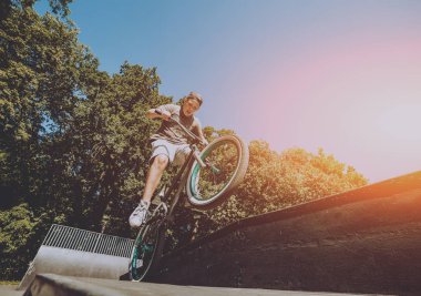 Genç Bmx sürücüsü hileci vasıl skatepark gerçekleştirme.