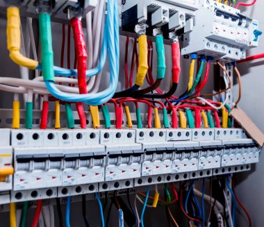 Elektrik donatımı. Kablolar ve izolatörler.