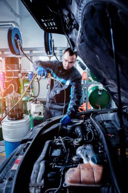 Motor yağ değişimi. Araba tamiri. Servis istasyonu.