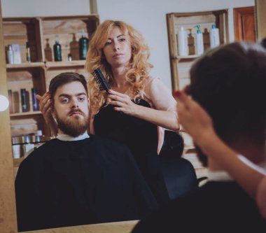 Ana kesim saç ve sakal erkeklerin, Kuaför saç modeli için genç bir adam yapar..