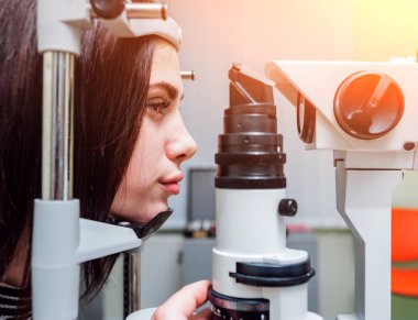 Lamba muayene kesti. Biomicroscopy anterior göz parçasının. Temel göz muayenesinde.