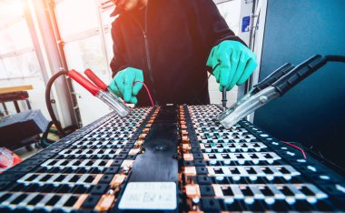 Otomatik mekanik elektrikli araba motoru tamir. Araba Servisi.