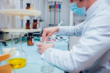 Laboratuvar çalışmalarında bilim teknisyeni. Tıbbi geçmişi