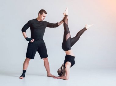 Studio beyaz üzerine poz genç sportif Çift