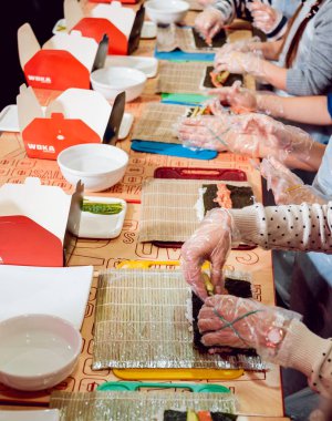 Çocuklar suşi ve rulo hazır olun. -Ustalık restoranda.