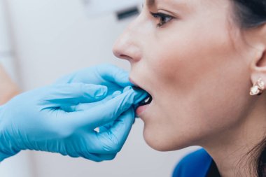 Diş hekimi diş kliniğinde genç kadın için x-ray görüntü olun. Diş Radyografi hedefleyen.