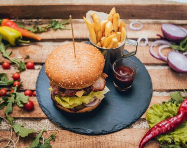 Pastırma burger biftek ve patates kızartması ahşap tablo
