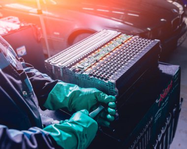 Elecric motorlu pilleri şarj. Pil bir elektrikli araç motorunun sökülmesi. Araba Servisi