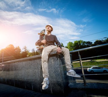 Pratik ve sokaklarda atlama kaykaycı