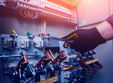 Elektrik kutusuna anahtarları test elektrikçiler eller. Sigortalar ve Kontaktörler elektrik paneli.