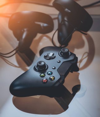 Gamepad üzerinde cam masa ofis portre.
