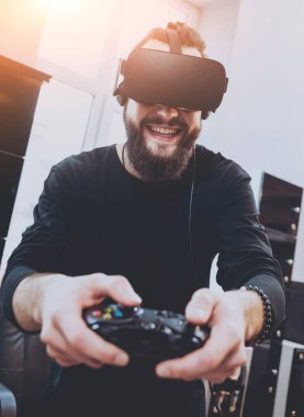 Sanal gerçeklik giyen sakallı genç adam ofiste gözlükler
