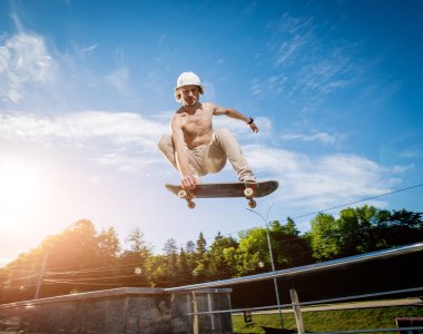 Pratik ve sokaklarda atlama kaykaycı