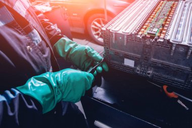 Elecric motorlu pilleri şarj. Pil bir elektrikli araç motorunun sökülmesi. Araba Servisi