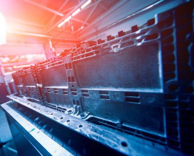 Elecric motorlu pilleri şarj. Pil bir elektrikli araç motorunun sökülmesi. Araba Servisi