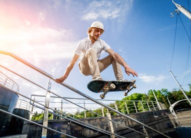 Pratik ve sokaklarda atlama kaykaycı