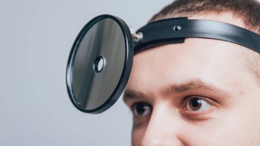 Doktorlar kafasına tıbbi frontal reflektör.