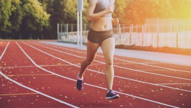 Genç causasian kadın atlet atletizm Stadyumu üzerinde