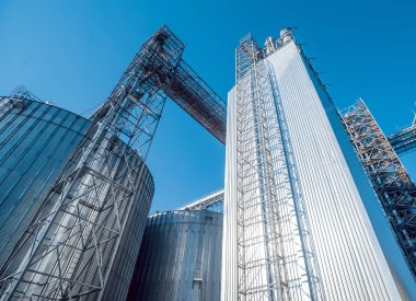 Modern silolar Tahıl hasat depolamak için. Tarım. Düşük açılı.