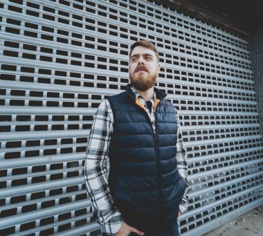 Kameraya poz rahat kıyafetler içinde sakallı yakışıklı.