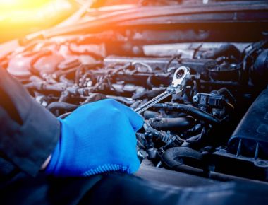 Erkek el motoru servis istasyonu tamiri için aracı tutarak