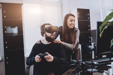 Vr gözlük test ve having fun kadın yaratıcı Ofis çalışanları ile genç adam