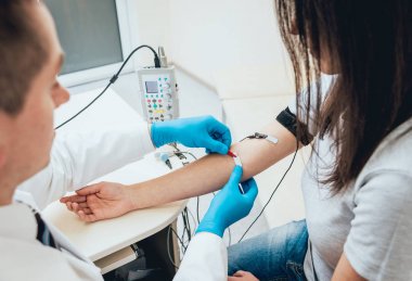 Hasta sinirleri elektromiyografi ile test ediliyor. Tıbbi muayene. EMG