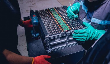 Elecric motorlu pilleri şarj. Pil bir elektrikli araç motorunun sökülmesi. Araba Servisi