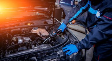 Erkek arabada değişen motor yağı eller