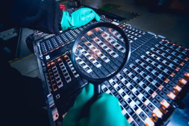 Elecric motorlu pilleri şarj. Pil bir elektrikli araç motorunun sökülmesi. Araba Servisi