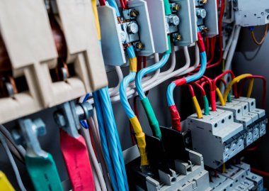 Elektrik donatımı. Kablolar ve izolatörler.