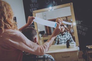 Ana kesim saç ve sakal erkeklerin, Kuaför saç modeli için genç bir adam yapar..