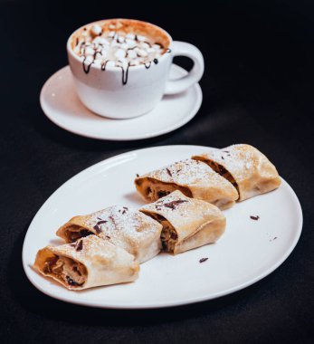 Çikolata karanlık yüzeyi beyaz tabakta strudel closeup süslenmiş