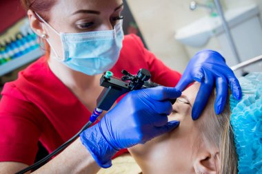 Kalıcı makyaj kız profesyonel dövmeci