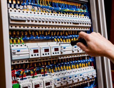 Geçiş panosu gerilim otomatik anahtarları ile onarma.