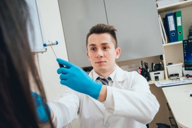Doktor neuropathologist resepsiyonda. Tıbbi muayene.