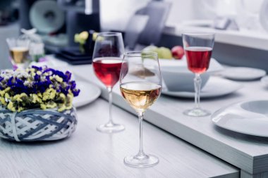 Beyaz masa, seçici odak şarap gözlük