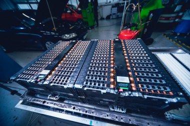 Elecric motorlu pilleri şarj. Pil bir elektrikli araç motorunun sökülmesi. Araba Servisi