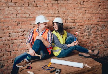 Mutlu çift yapma evlerine onarır. Ev yenileme.