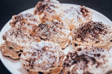 Fransız beze tanımlama karanlık yüzey, portre, seçici odak beyaz plaka üzerinde