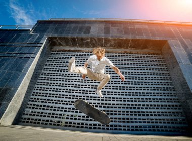 Pratik ve sokaklarda atlama kaykaycı