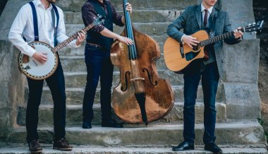 Bir gitar, banjo ve kontrbas müzisyenlerle üçlüsü