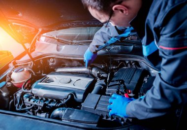 Servis istasyonu motora onarılıyor. Araba tamiri. Arka plan