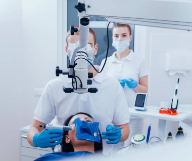 Endodontik tedavi sırasında kök kanal obturation.