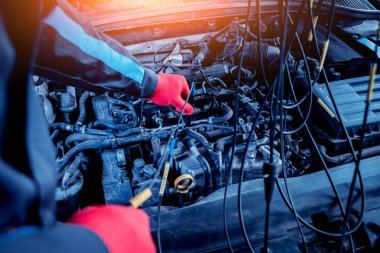 Otomatik mekanik gerilim kontrol etmek voltmetre kullanarak