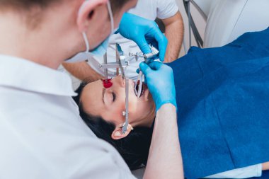 Yüz-bow montajı. Fonksiyonel tanılama.