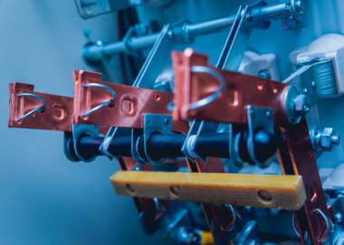 Kablolar ve elektrik kutusuna geçer. Sigortalar ve Kontaktörler elektrik paneli.